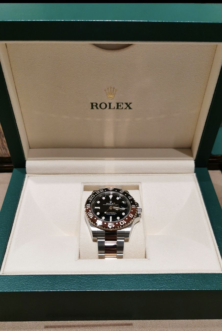 Rolex Orologi: Rolex GMT-Master 2 Rootbeer 2021 ungetragen – Nuovo e nell'imballaggio originale da Zizers venduto da Ritsch-Motors 2
