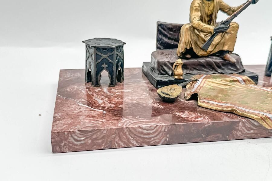 Alle Dekorationen: Orientalische Figur auf Marmorsockel – Gebraucht aus Altdorf UR von Liveo-shop 1