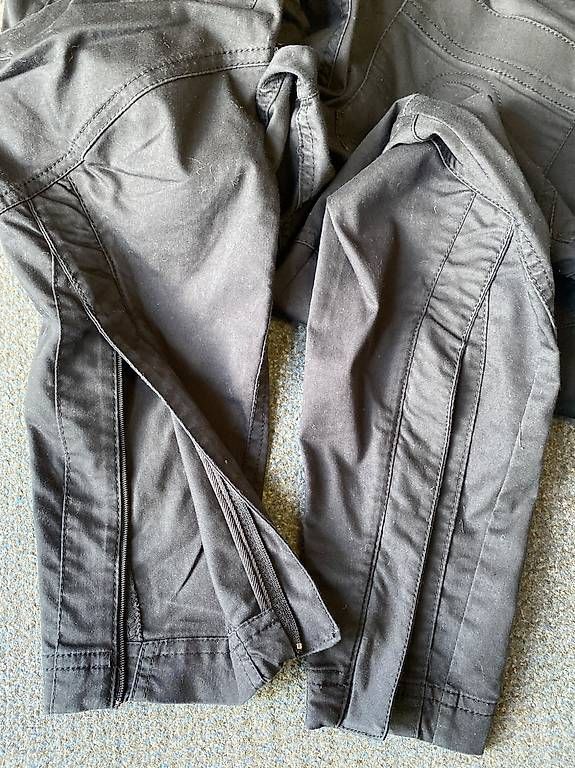 Pantaloni: NIKE fit DRY Trainerhose 36 – Usato da St. Gallen venduto da Konstanza 4