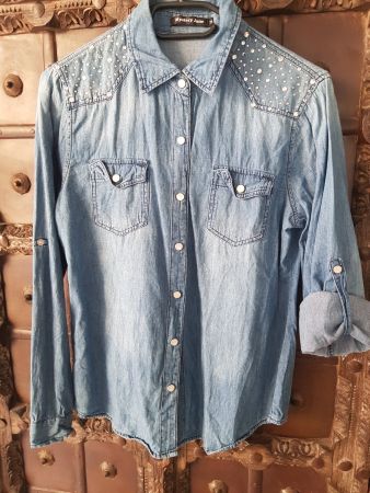 JEANSBLUSE MIT STRASSSTEINE