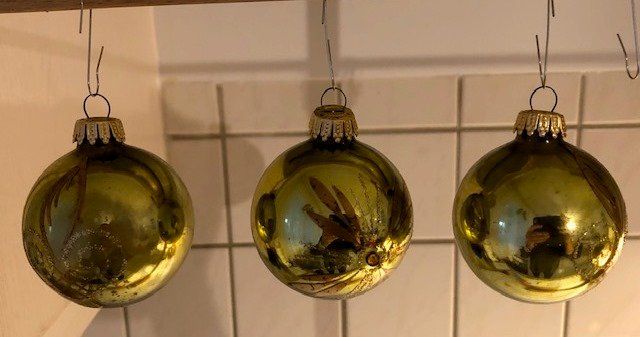 Alle Dekorationen: 3 Stk. sehr hübsche, grüne Weihnachtskugeln mit Glitter-Deko – Gebraucht aus Gossau/ZH von amazonas66