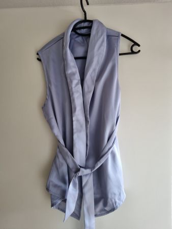 Sommerliche, ärmellose Bluse mit Gürtel, Grösse 38