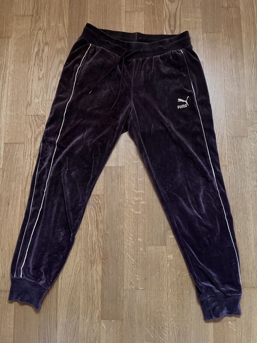 Puma Pantaloni: Puma Samt Jogginghose Dunkelviolett Grösse M – Usato da Hermetschwil-Staff venduto da val_tq86
