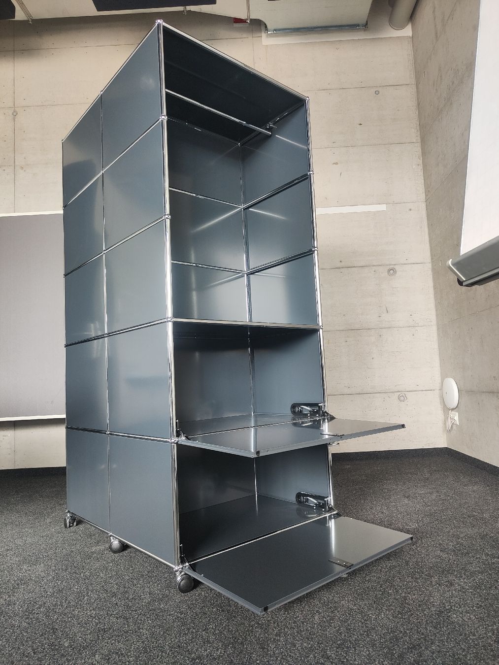 USM Scaffali: USM Haller Roll-Regal Anthrazit Glas mit  2 Schlüssel – Usato da Ehrendingen venduto da Axe31 4