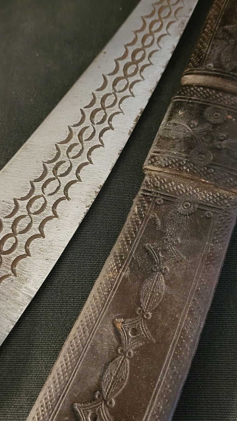 Posate: Antiker Dolch mit Lederscheide, verziert – Usato da Basel venduto da spinne02 2