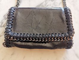 Coole Crossbody Tasche mit Kettenverzierungen, Leder