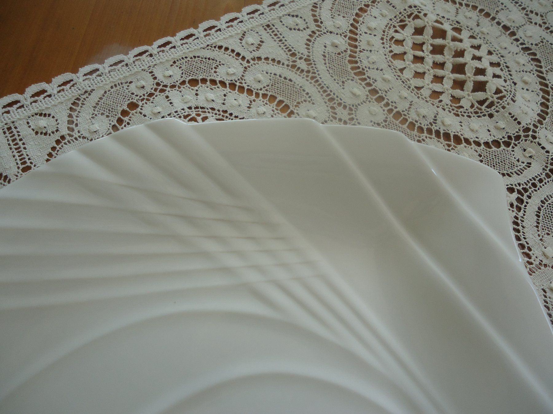 Servierplatten: Plat blanc porcelaine - Forme de feuille – Neu (gemäss Beschreibung) aus Vessy von mafabe 1