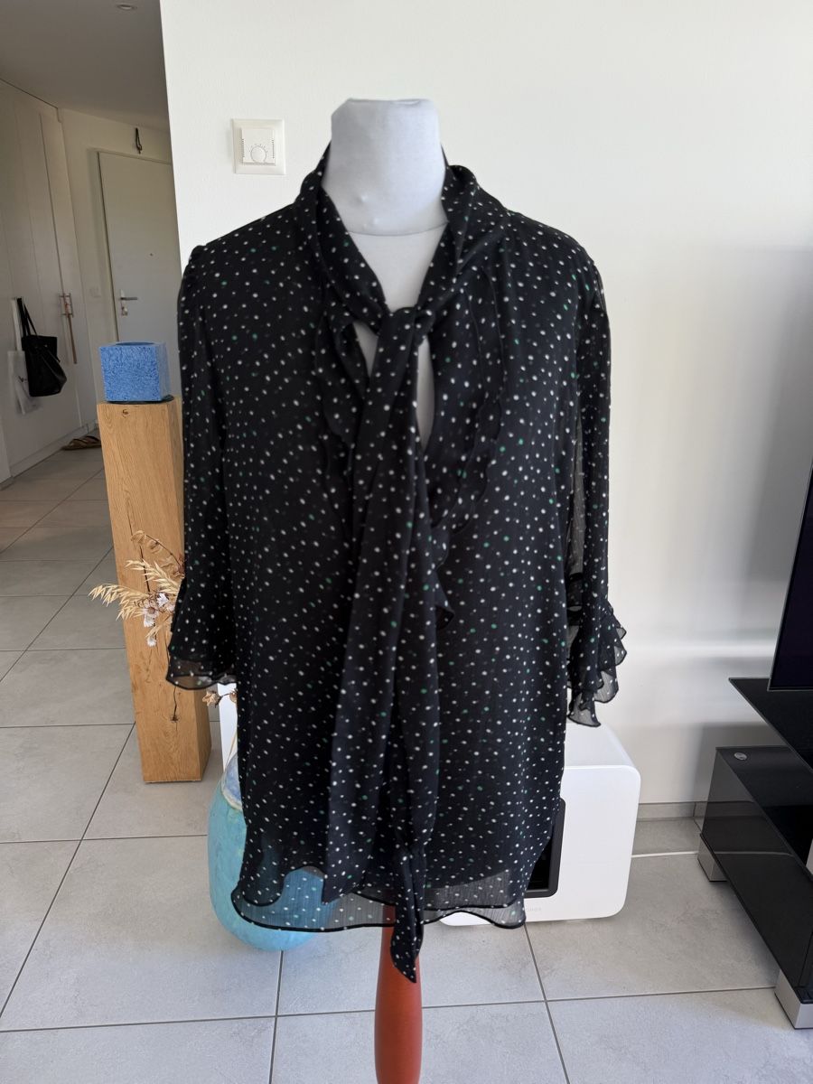 Marc Cain Chemisiers: Marc Cain Bluse schwarz gepunktet Grösse 38/40 – D'occasion à Nänikon par Monimos