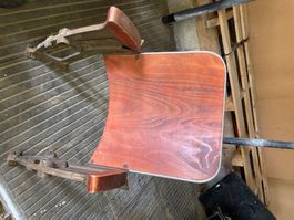 Kino Sitz Holzelemente mit Metallteile unrestauriert