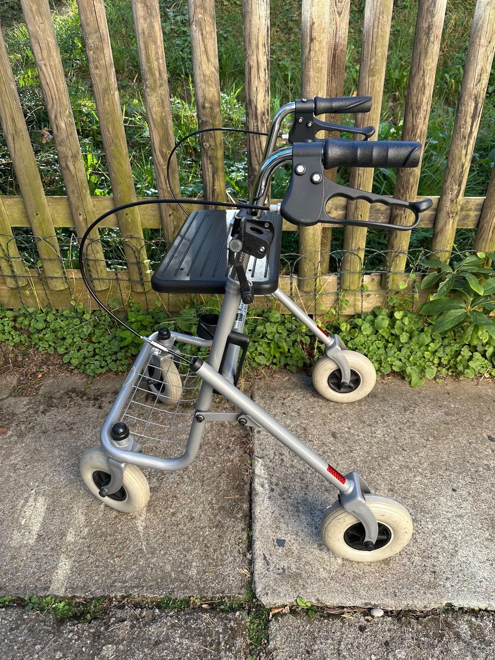 Ausili per la deambulazione: Rollator Thuasne Homecare – Usato da Zuerich venduto da Hugi2015