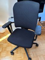 Ergonomischer Bürostuhl mit Lordosenstütze und Armlehnen