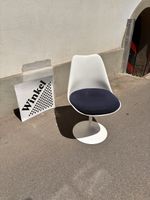 Vintage Tulipchair mit dunkelblauem Kissen