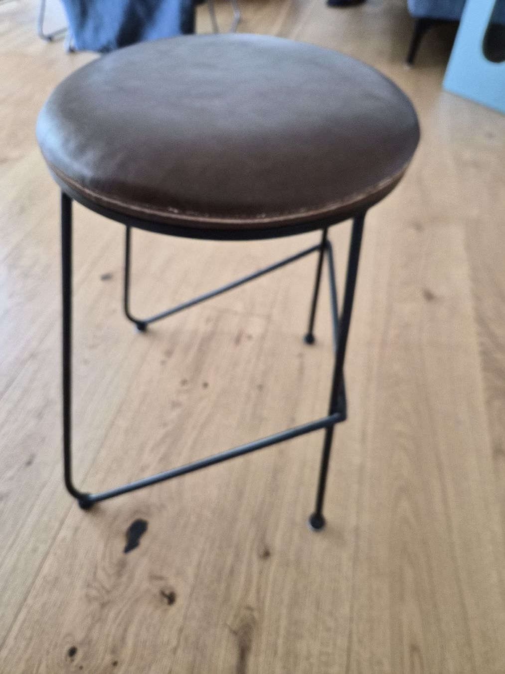 Sgabelli: Brown Leather Round Stool — Maison du Monde – Usato da Maur venduto da Sofi___ 1