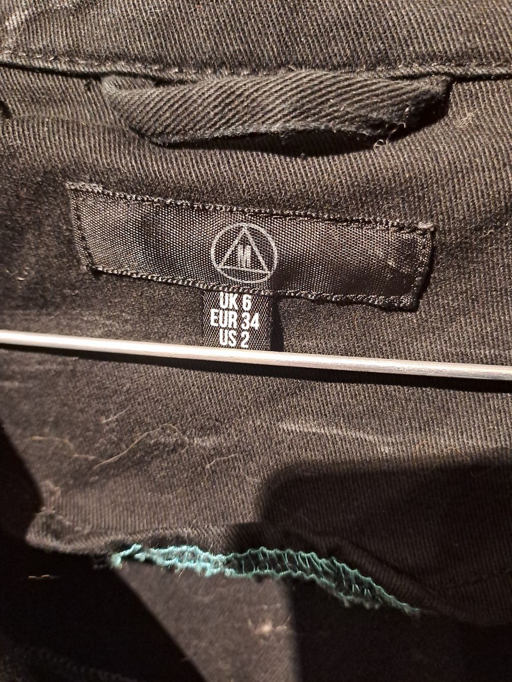 Giacche: Veste noire, détails brodés – Usato da Valeyres-sous-Montagny venduto da Romy. 5