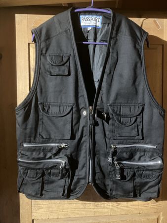 Gilet noir multipoches Passport - idéal pour la pêche!