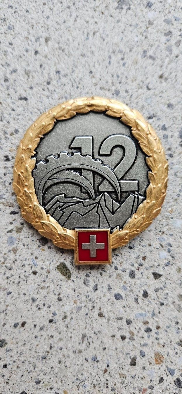 Schweizer Armee Plaketten & Abzeichen: *** Beretemblem Gold Offizier Schweizer Armee *** – Neu und originalverpackt aus Riedholz von fr_sIruP