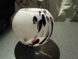 Vase kugelrund, weiss/schwarz/lila Muster