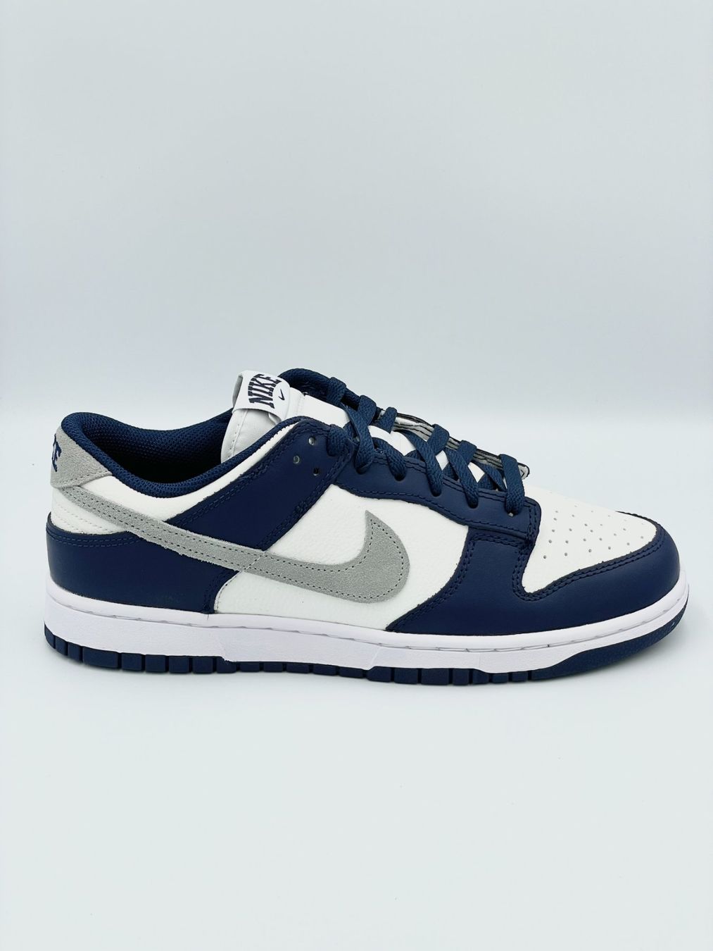 Nike Scarpe da uomo: Nike Dunk Low Summit White Midnight Navy EU 44 – Nuovo e nell'imballaggio originale da Erlinsbach venduto da sasneakers 1