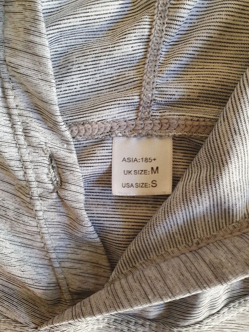 Maglioni & Felpe: Kaputzenpulli grau grösse M 90% polyester 10% spandex – Usato da Zürich venduto da loosebone 1