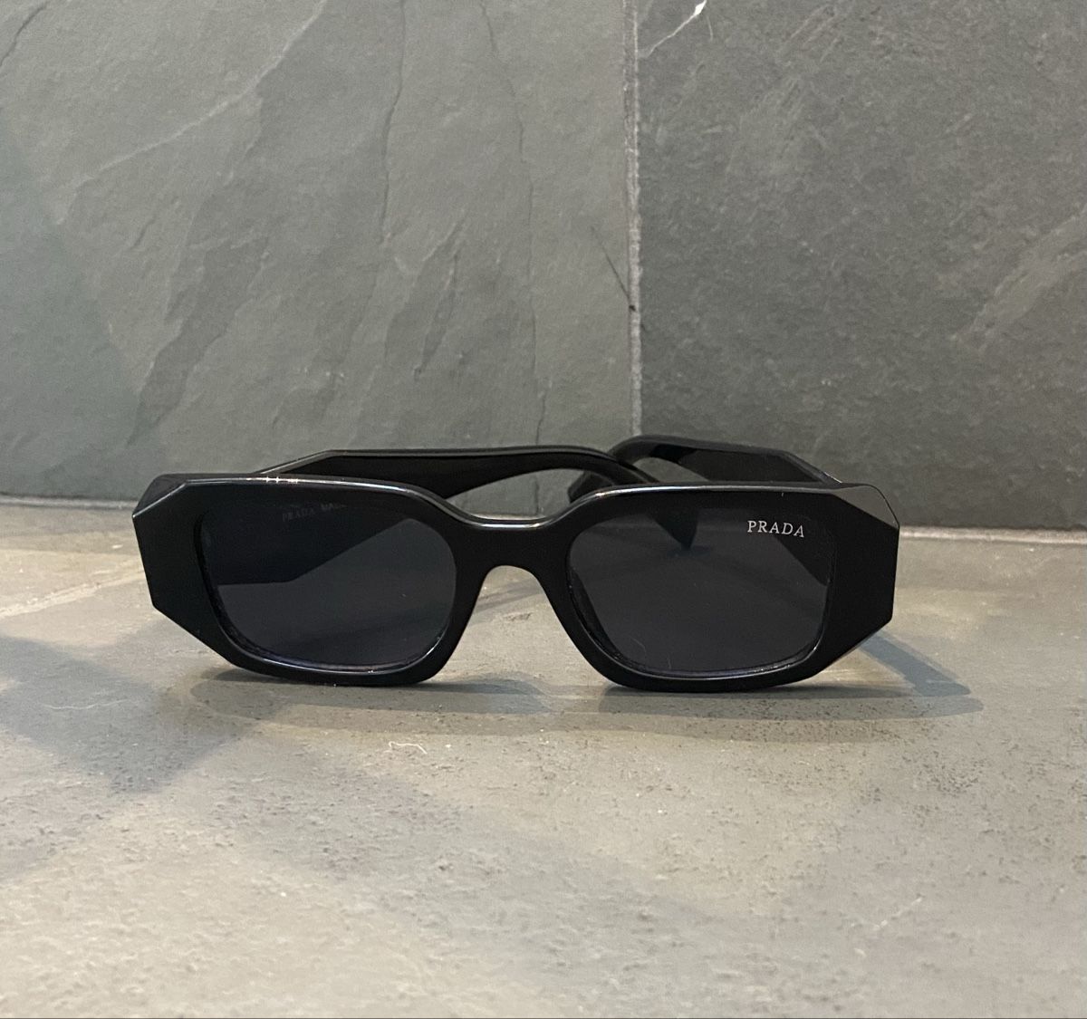 Prada Lunettes & Verres: Prada Sonnenbrille schwarz  – Neuf (Voir description) à Unterentfelden par MelG1 1