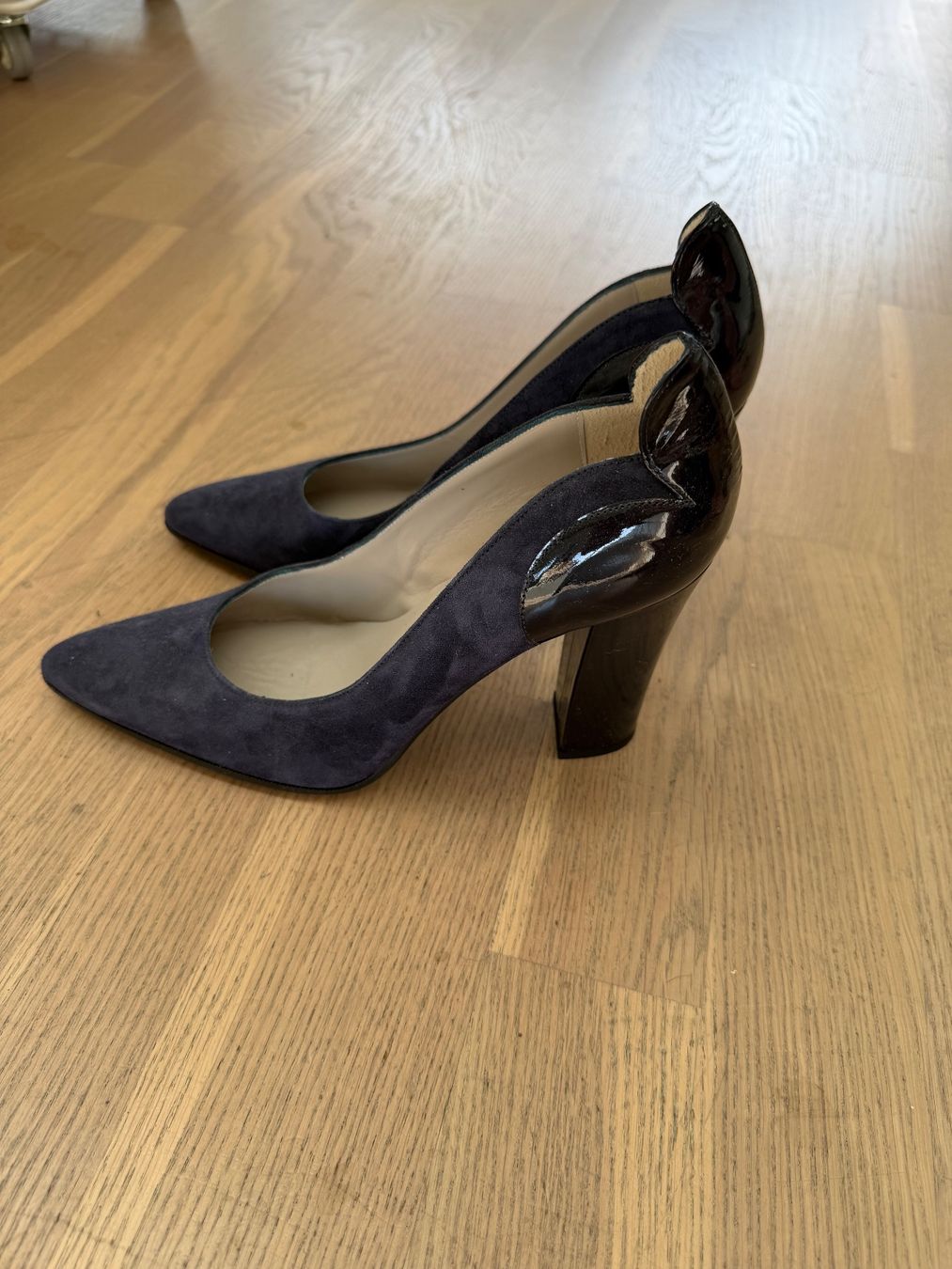Damenschuhe: Pumps Wildleter/ Lackleder – Gebraucht aus Horgen von ker_fz9z