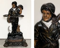 Antiker Schirmständer aus Gusseisen, Fischer Figur, bemalt
