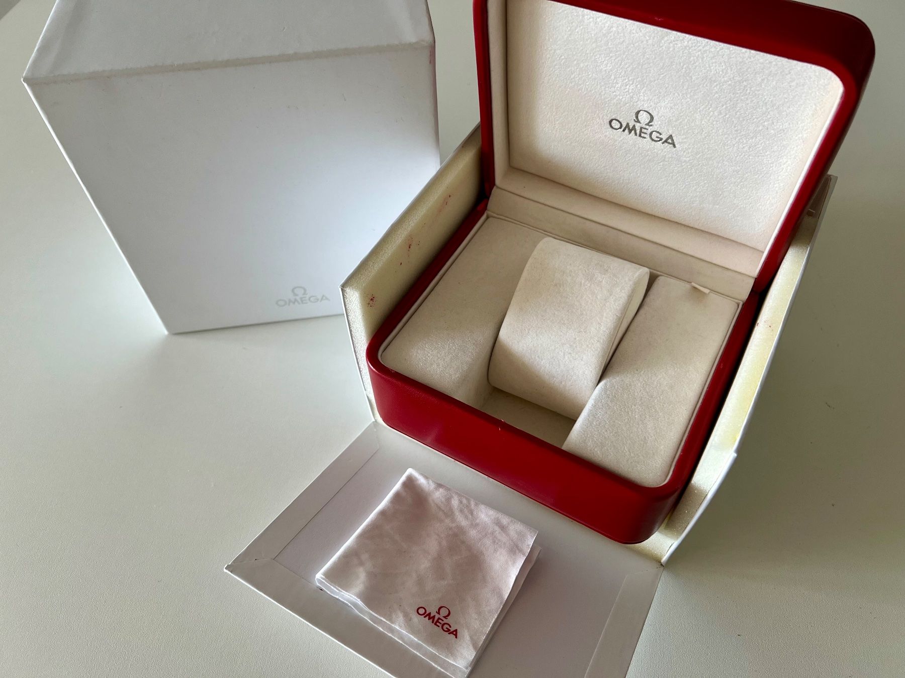Omega Orologi: OMEGA red watchbox with outerbox and soft microfiber, 2000’s – Usato da Mont-sur-Lausanne venduto da vmi_ym5l