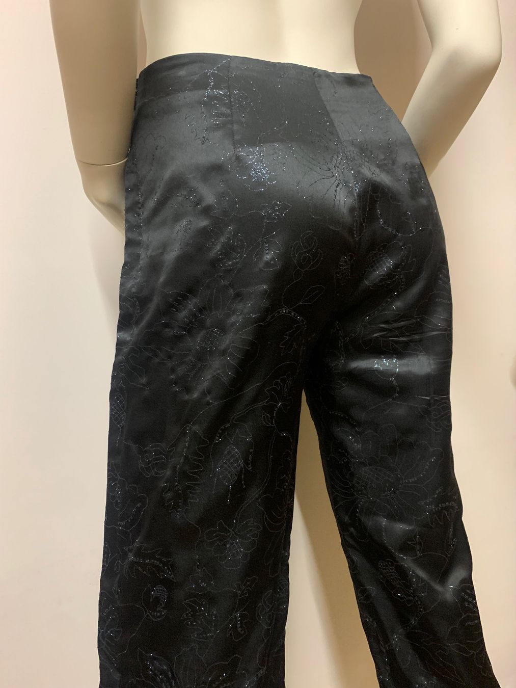 Pantaloni: Elegante schwarze Hose mit Blumenmuster, Grösse S – Usato da Rosshäusern venduto da MiJoDoOl 4