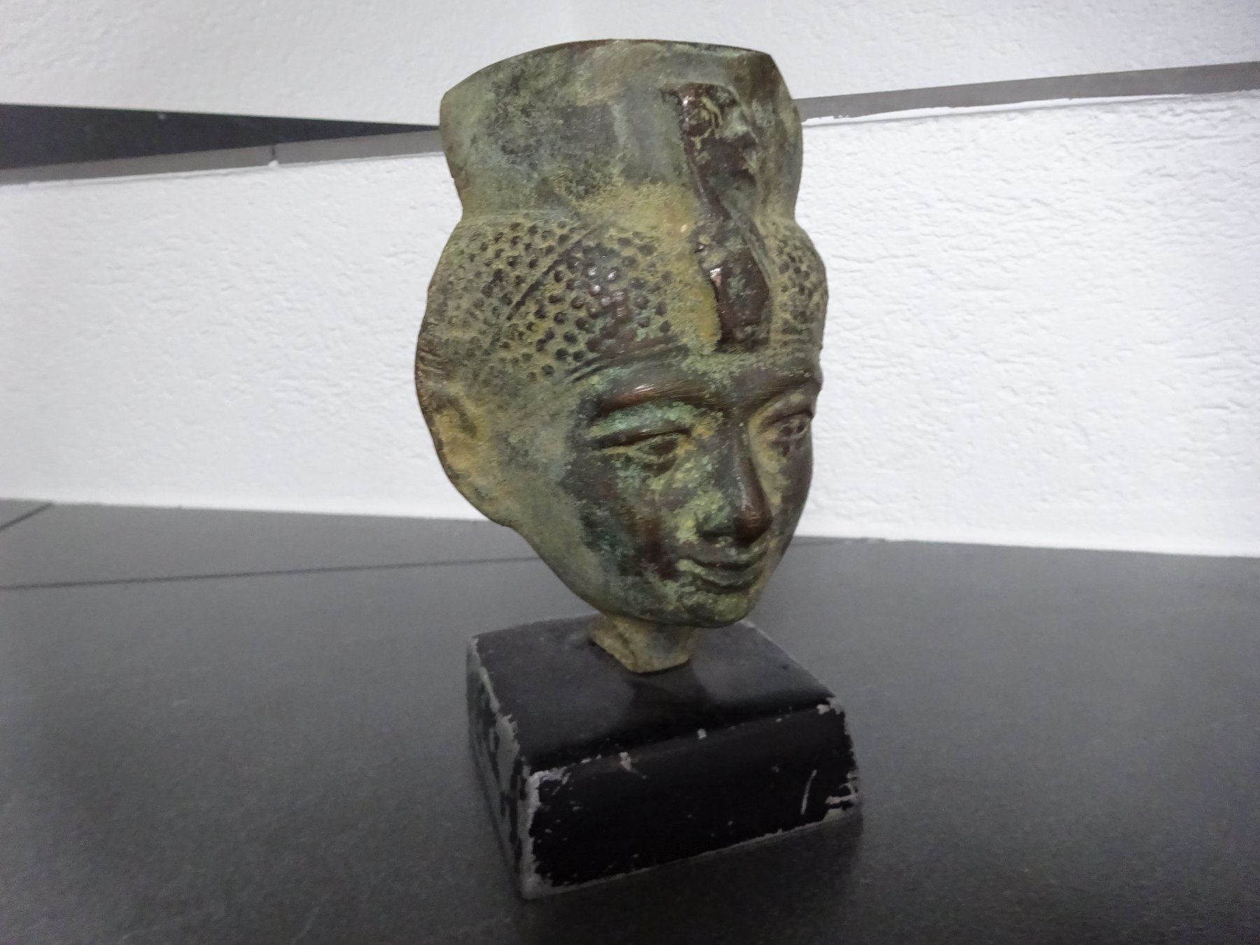 Skulpturen & Statuen: Pharao Büste Ägypten Pyramide / signiert – Gebraucht aus Esslingen von eintagammeer