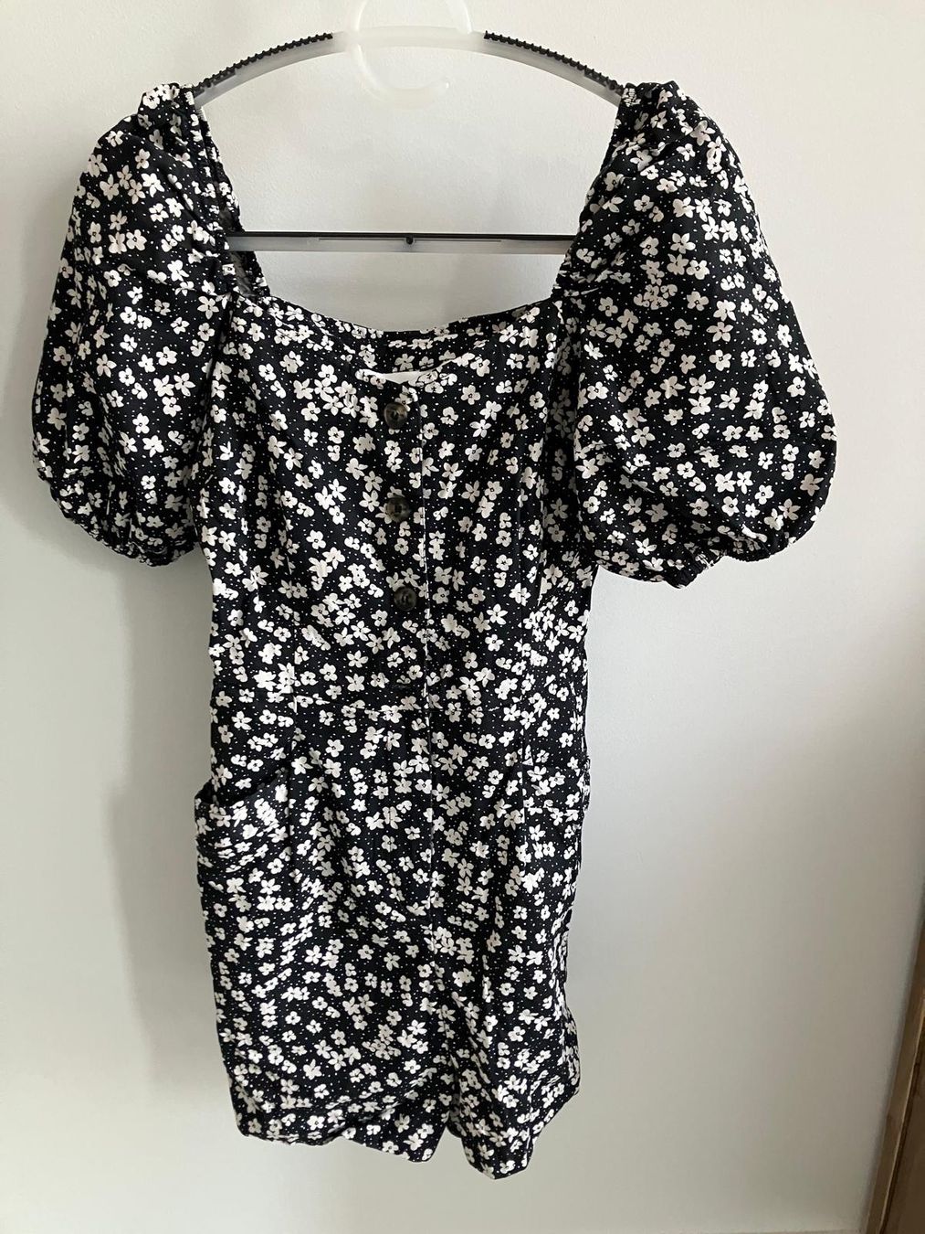 H&M Tute: H&M kurzarm Jumpsuits Grösse 38 – Usato da Allenwinden venduto da Obalu 1