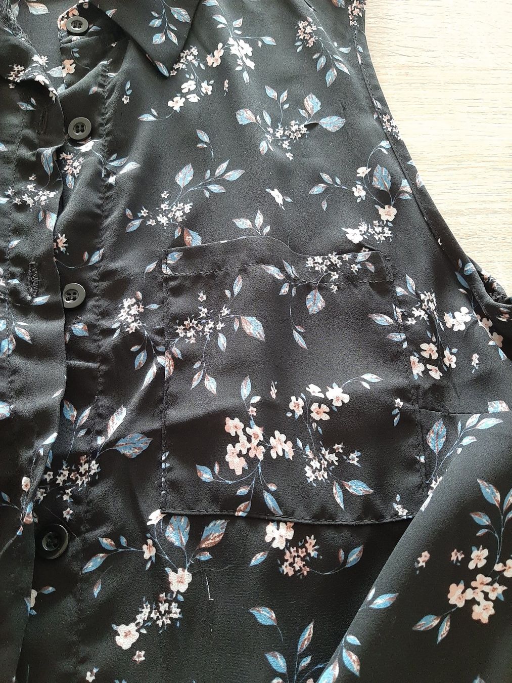 Blusen: Ärmellose Bluse schwarz Blumenmuster Gr. L – Gebraucht aus Menziken von Rien1 6
