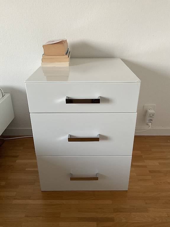 Comodini: Nachttisch // Table de chevet // Bedside Table – Usato da Cologny venduto da els_tvj8