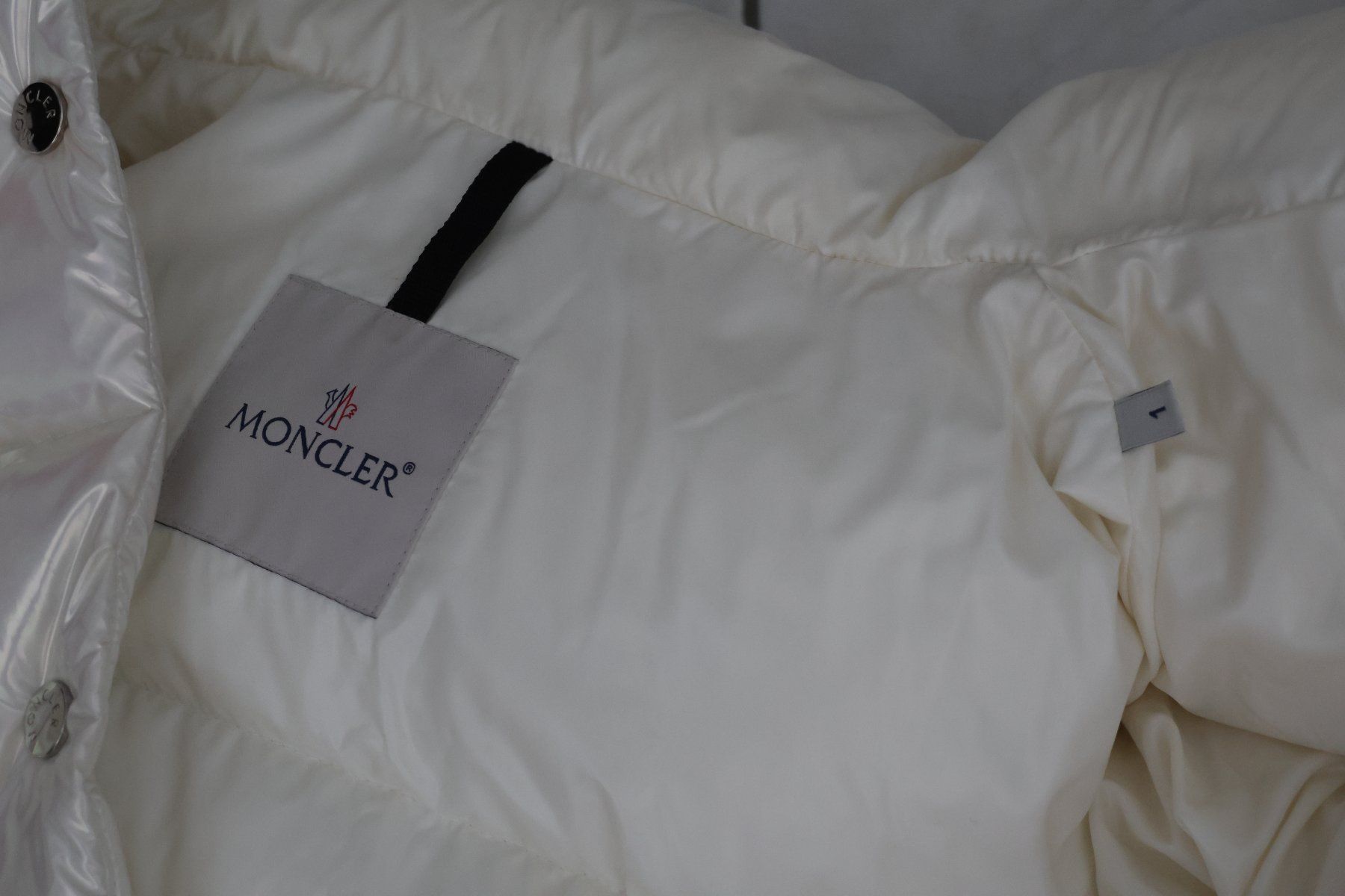 Giacche: DAMEN MONCLER JACKE GRÖSSE 1 – Usato da Balzers venduto da MinimenschMia 5