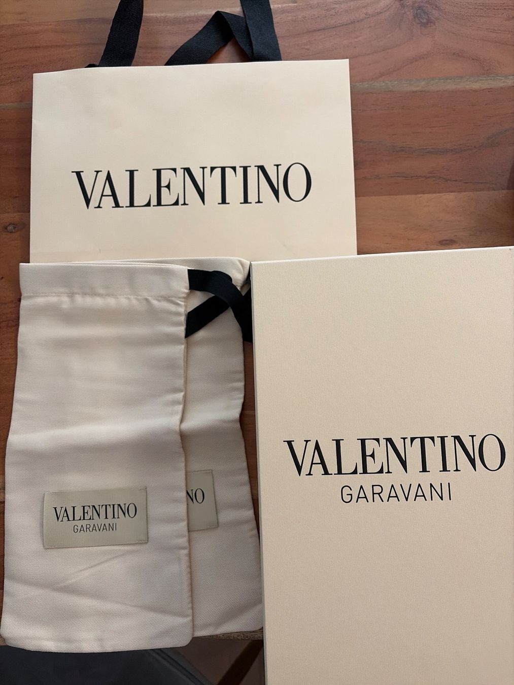 Valentino Borse: Valentino Karton, Papiertasche und 2 Textilbeutel neu – Nuovo (secondo la descrizione) da St. Moritz venduto da Capricorn88
