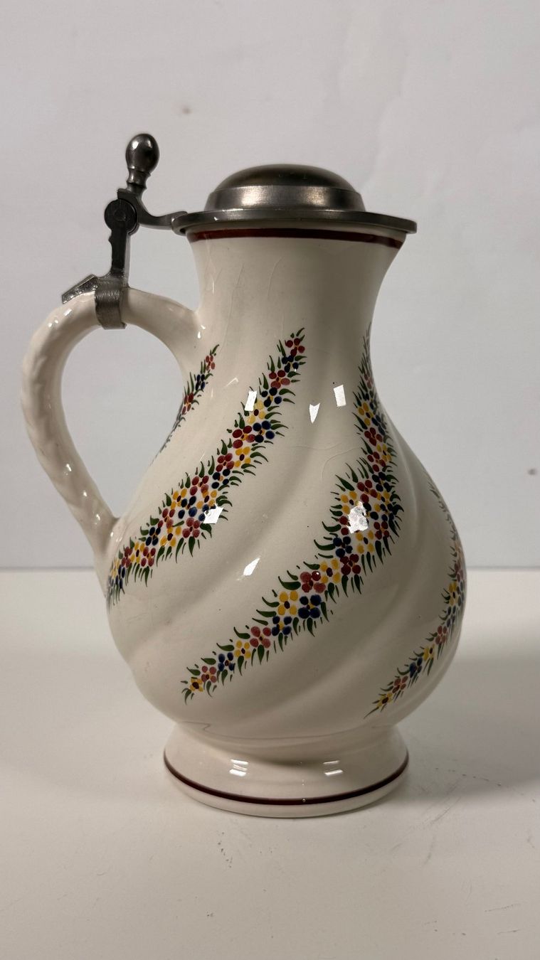 Caraffe: Wechsler Tirolkeramik Karaffe mit Zinndeckel – Usato da Zürich venduto da Hedwig-steig 4