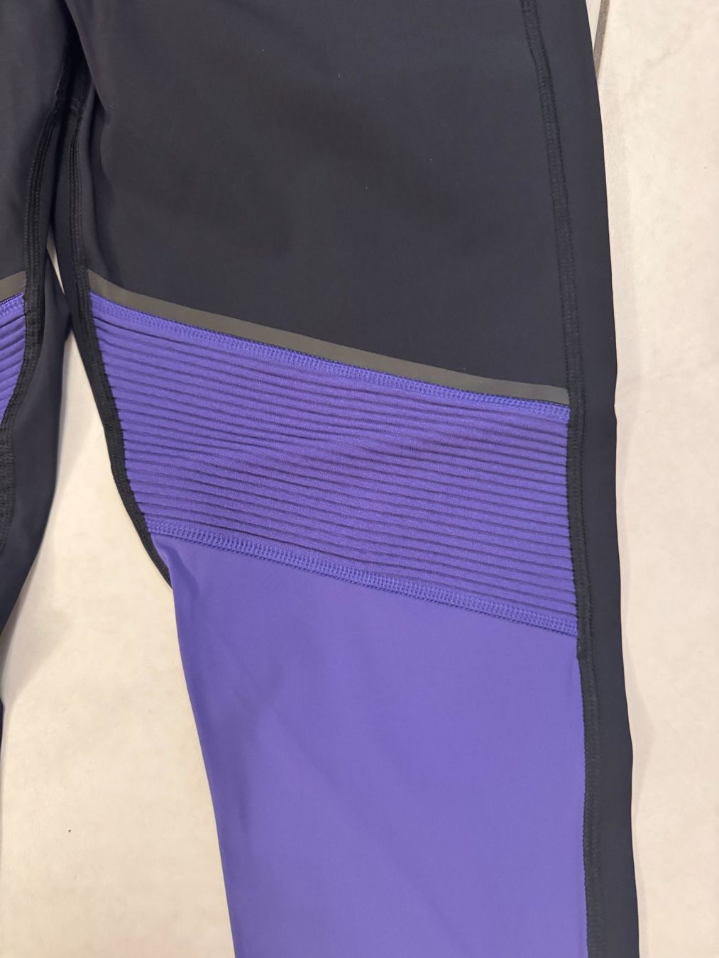 Leggings: NEU: ON RUNNING Active Tights - Gr. M - schwarz-violett – Neu (gemäss Beschreibung) aus Maienfeld von Fashion_2009 1