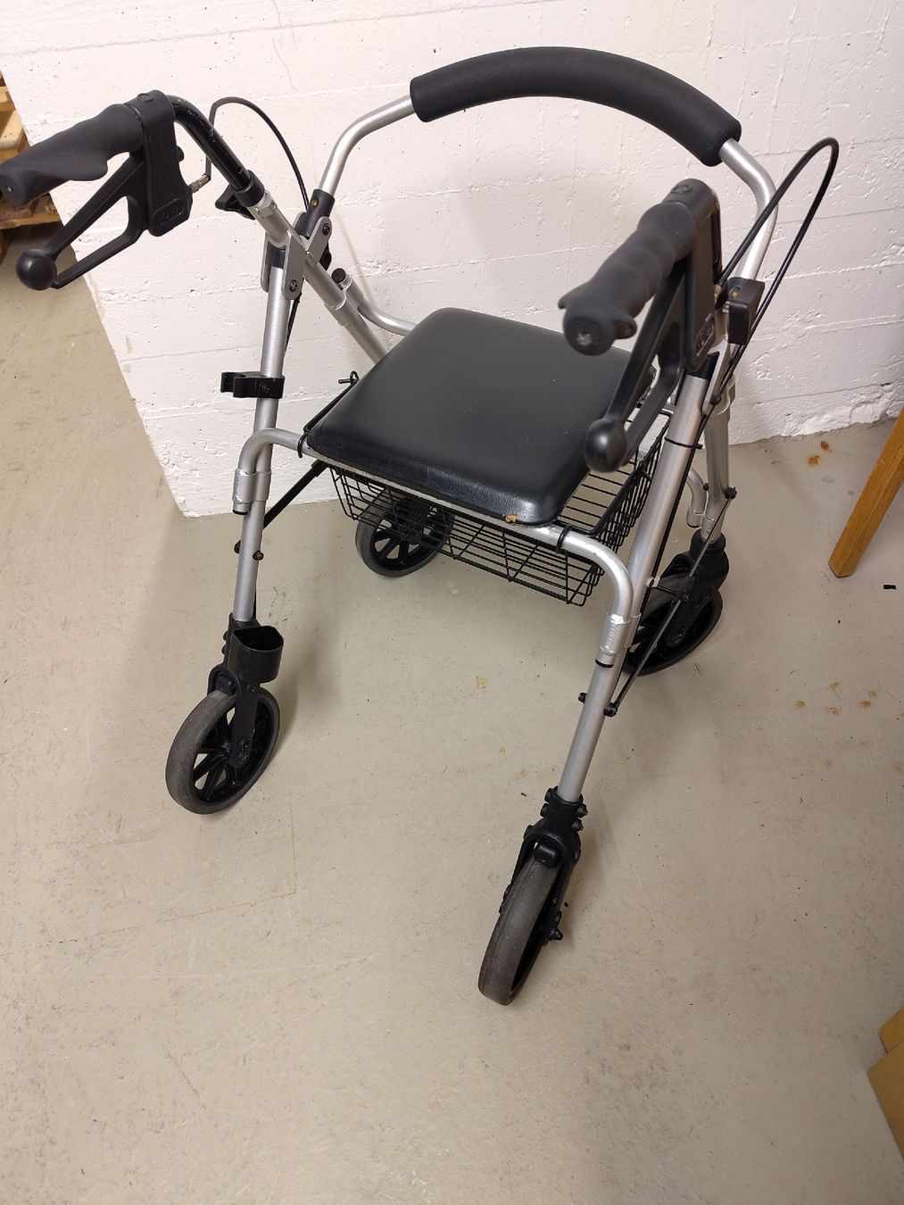Ausili per la deambulazione: Rollator Dietz mit Sitz und Korb – Usato da Schaffhausen venduto da chr_2rw5 1