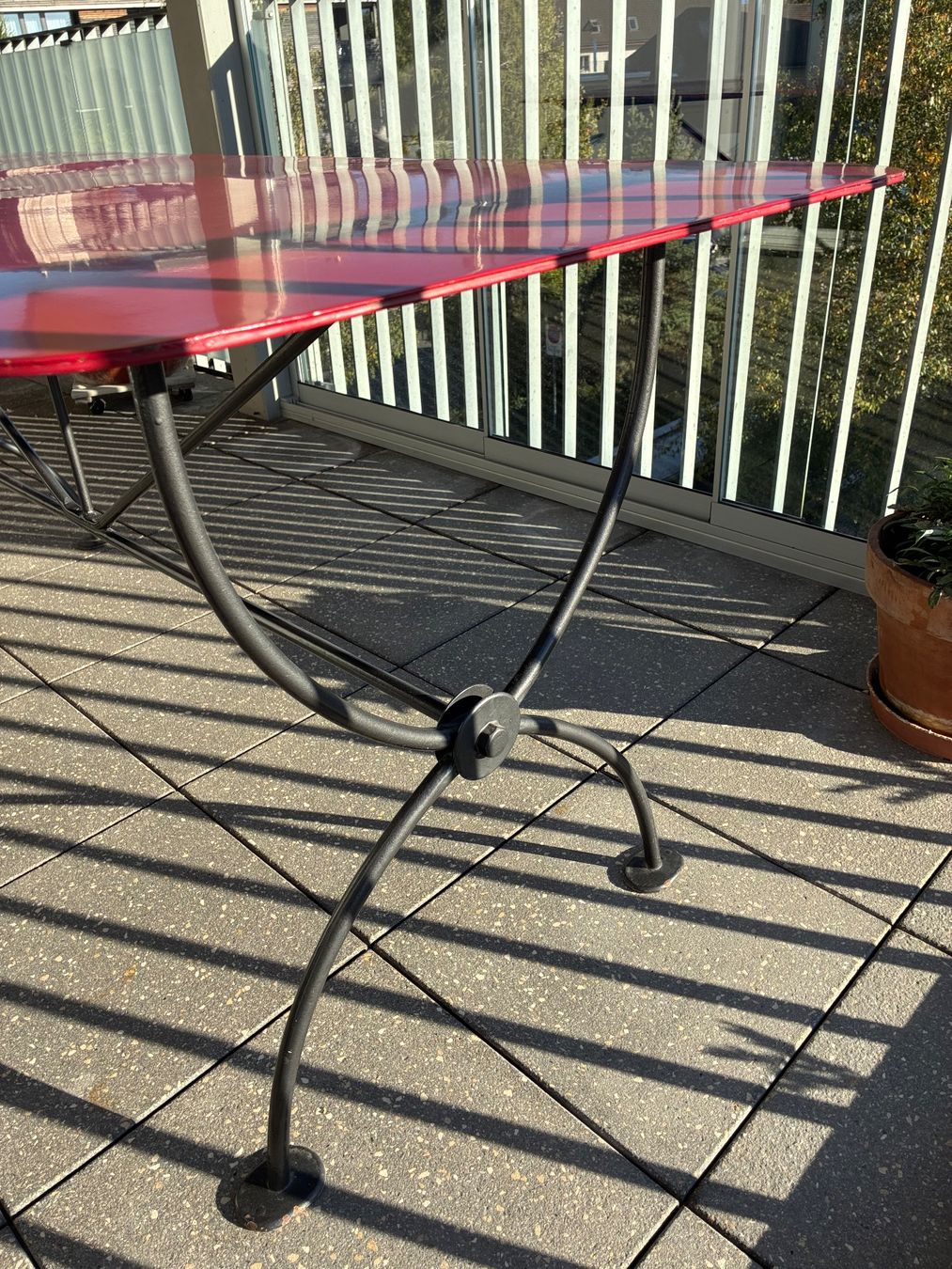 Tavoli: Metall-Gartentisch rot antik – Usato da Rapperswil SG venduto da raguletto87 1