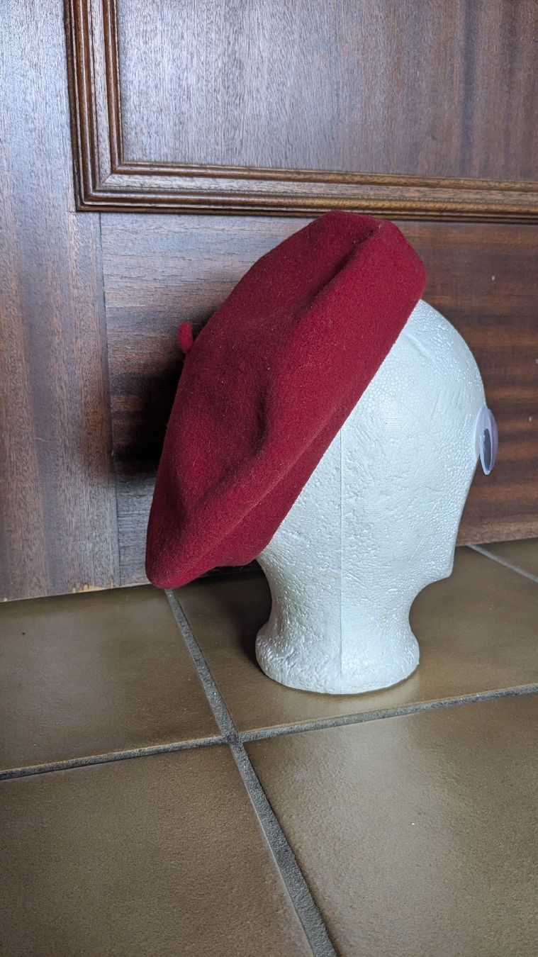 Copricapi, berretti & cappellini: Rotes woll Beret – Nuovo (secondo la descrizione) da Emmenbrücke venduto da dragonfly_8 2