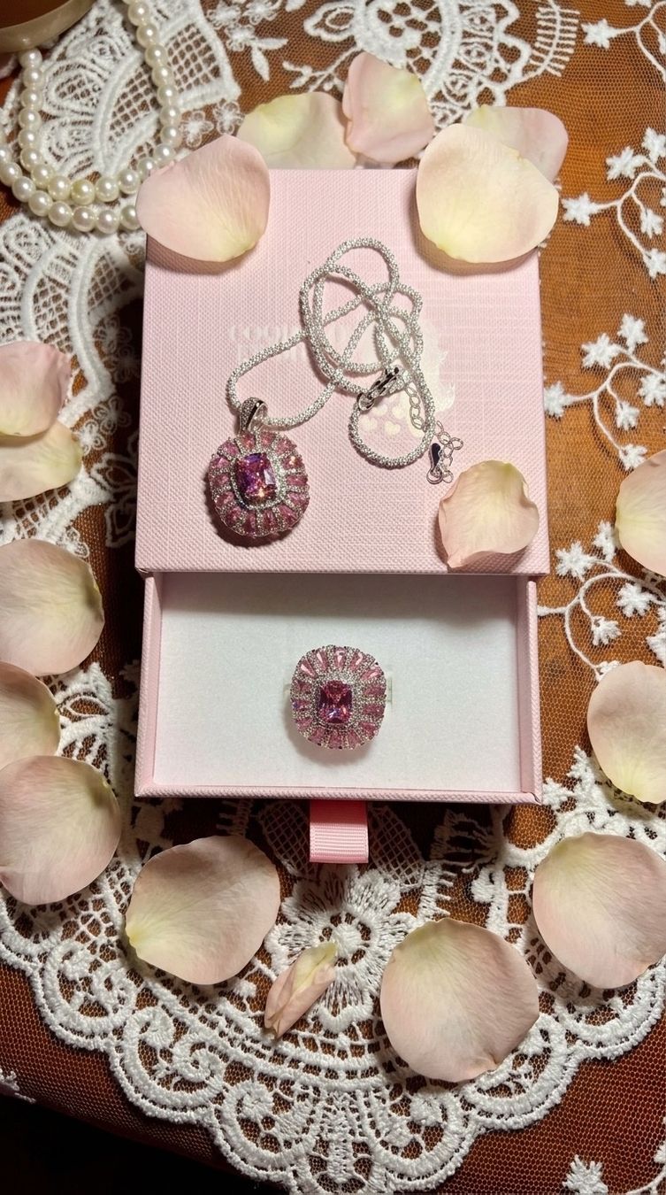 Autres bijoux: Ensemble bijoux : collier et bague roses – Neuf avec emballage d'origine à St-Maurice par Sandrinette123 2