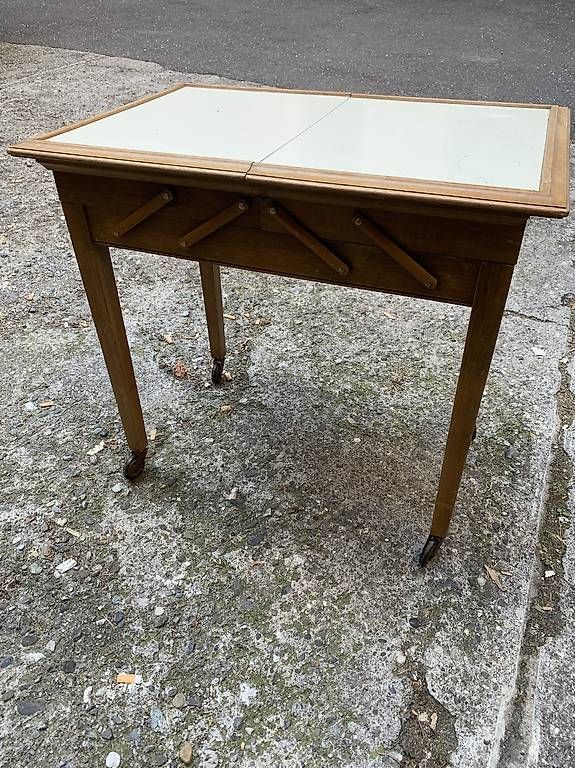 Tavoli: Ancien petit table de couture / couturière  – Usato da Lausanne venduto da luc_8wsj