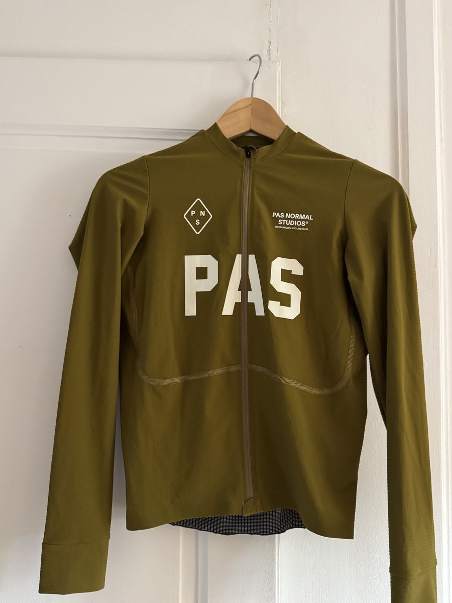 Pas Normal Studios Leibchen & Hosen: Pas Normal Studios - PAS Mechanism Pro Long Sleeve Jersey – Neu (gemäss Beschreibung) aus Diesse von second_life