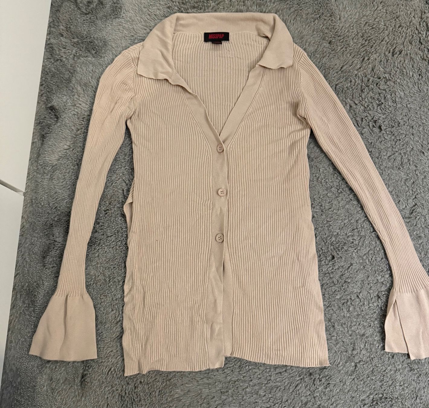 Camicette: Beige Strickjacke mit Trompetenärmel, Grösse S – Nuovo (secondo la descrizione) da Opfikon venduto da Desi.s