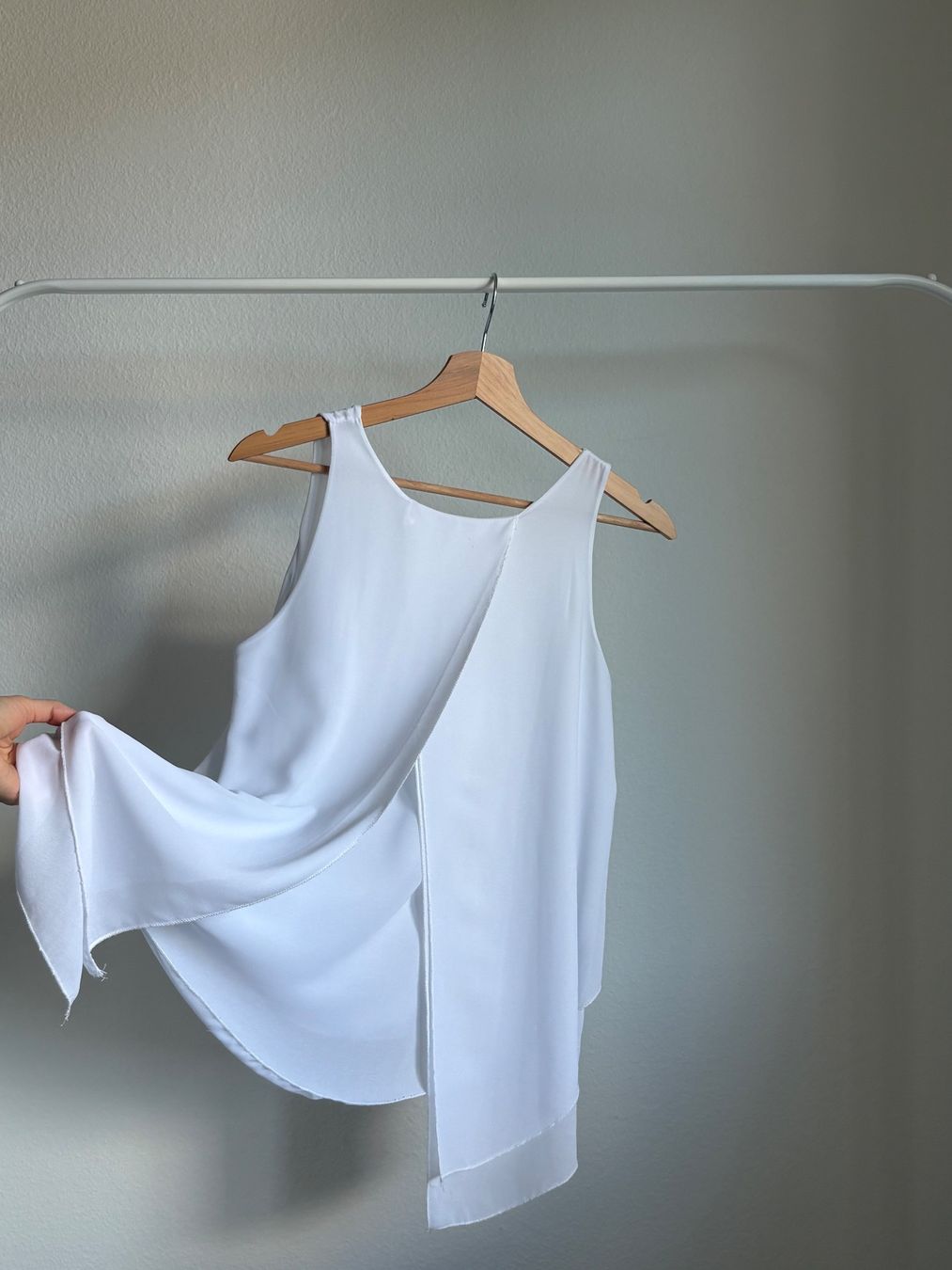 Camicette, T-shirt & Top: Weisses Unterhemd mit Schlitz am Rücken – Usato da Zürich venduto da bbbggg 2