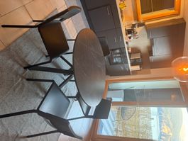 Table ronde plateau effet marbre noir 4 chaises