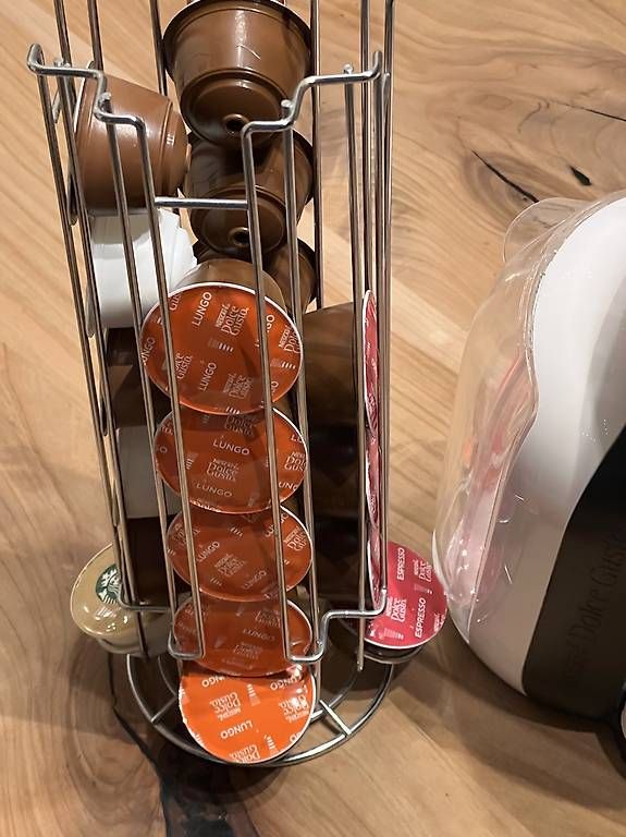 Macchine per caffè & Macchine per espresso: Nescafe Dolce Gusto mit gefülltem Kapselspender – Usato da Saas im Prättigau venduto da MiEnNirody 3