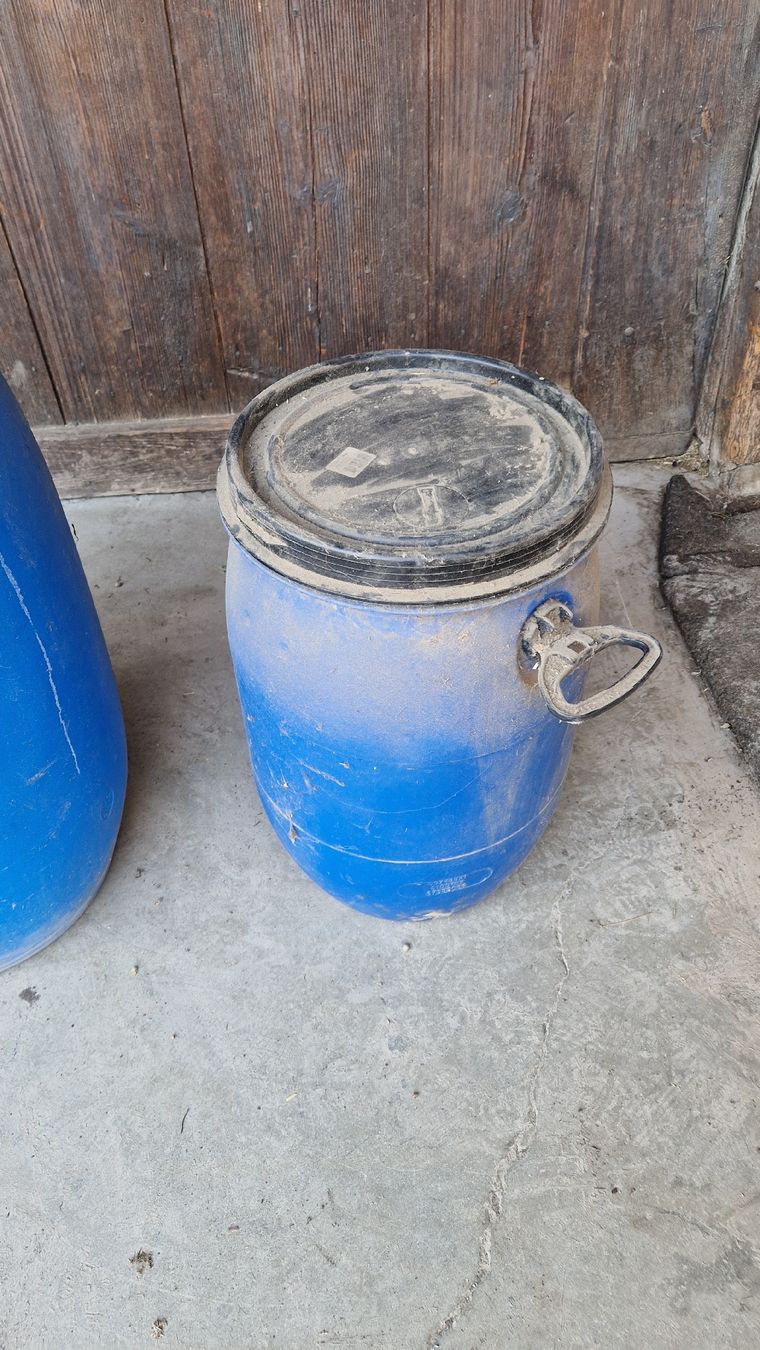 Zubehör: Blauer Kunststofffass klein mit deckel – Gebraucht aus Strengelbach von Onkelz66