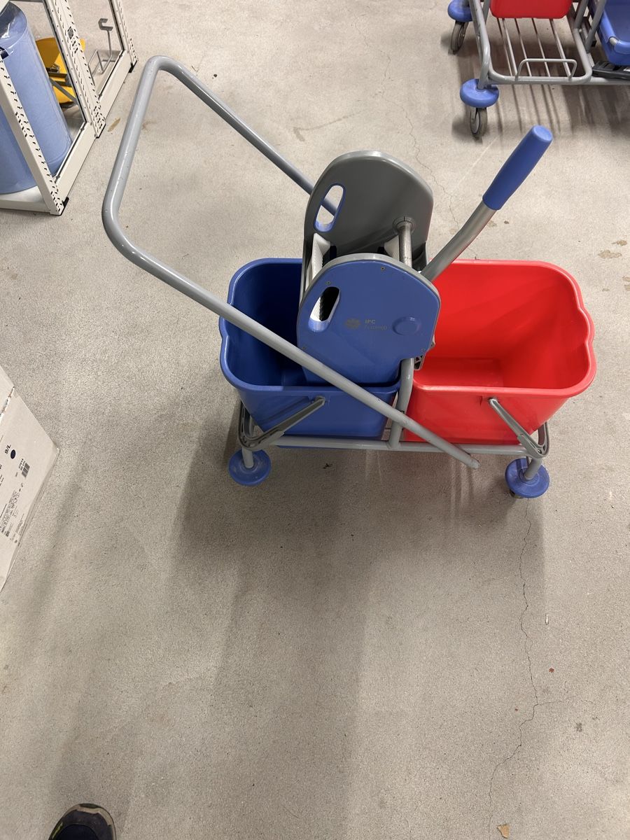 Pulizia & Igiene: Wischwagen mit 2 Eimern blau/rot, gebraucht – Usato da Zürich venduto da jasmin011 2
