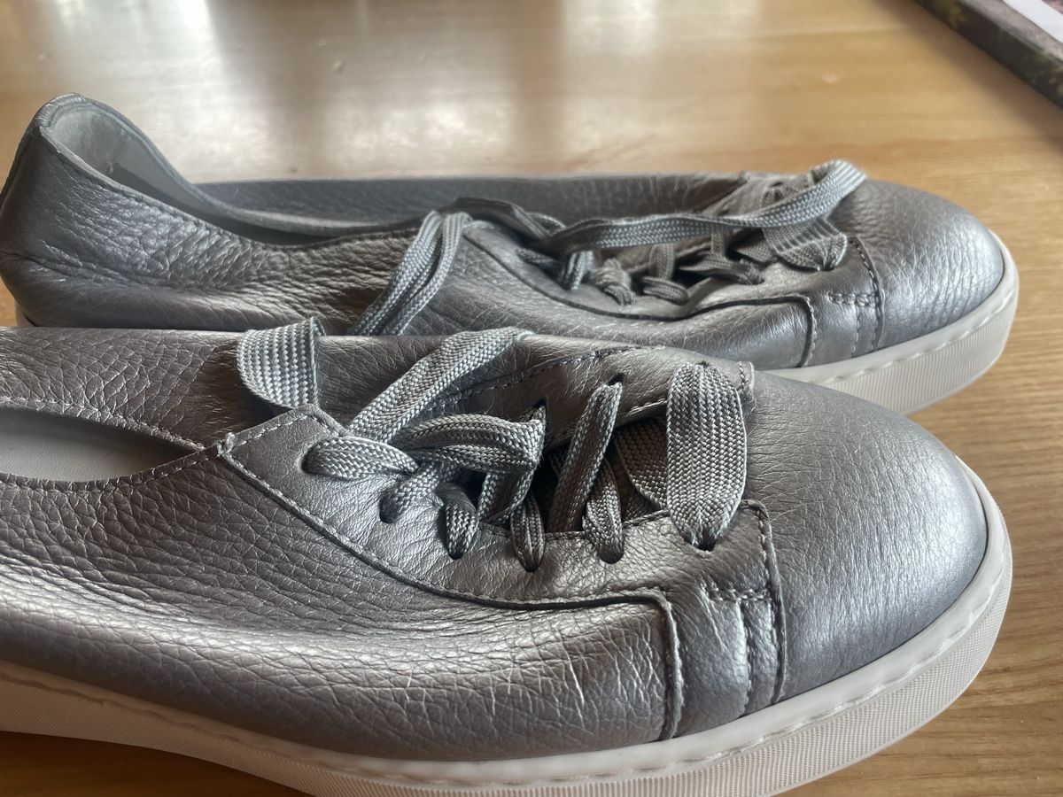 Damenschuhe: Tolle Santorini Sneakers 40 – Gebraucht aus Wattwil von Weinachtsmann