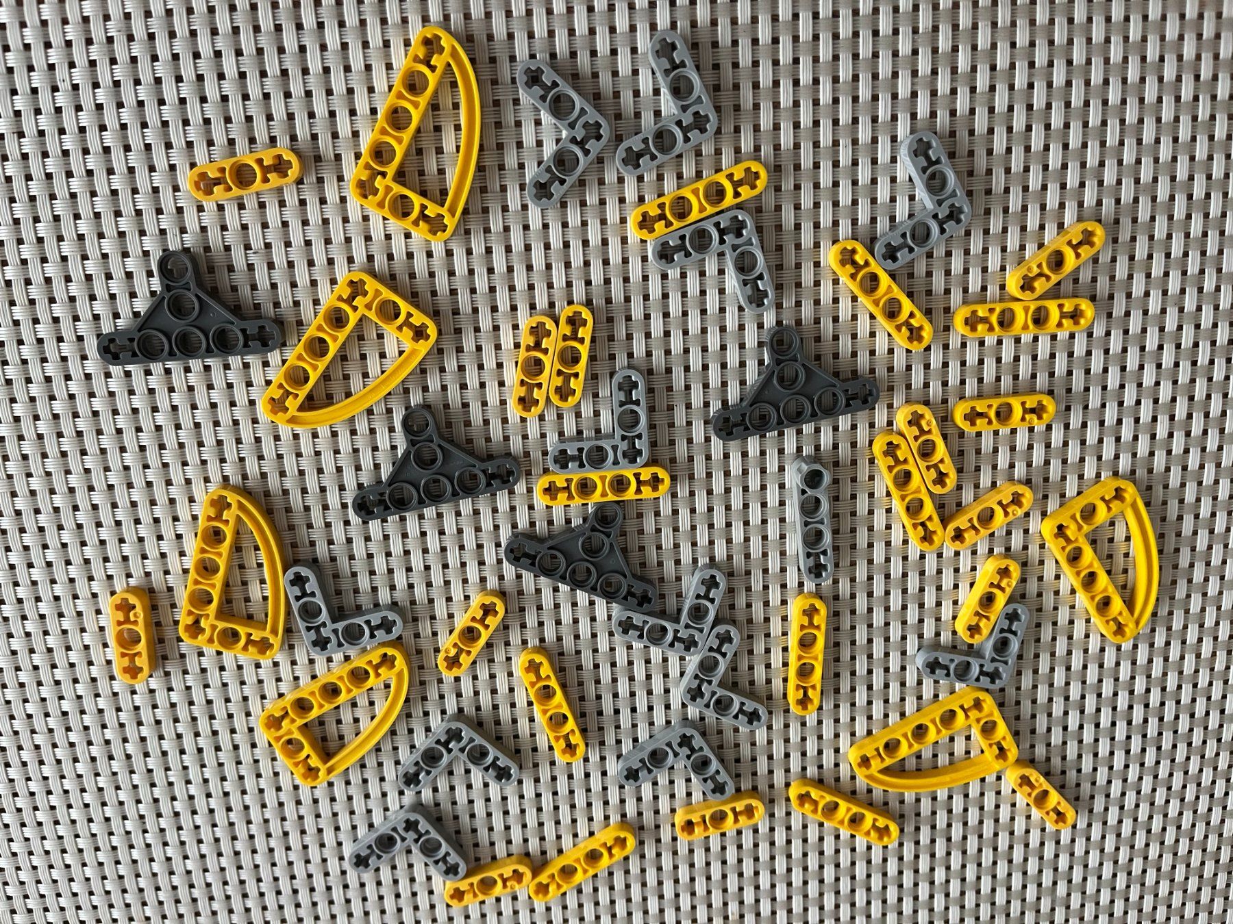 Lego Baukästen: Lego Technic 9396 flache Lochbalken gelb grau – Gebraucht aus Buochs von Techtelmechtel